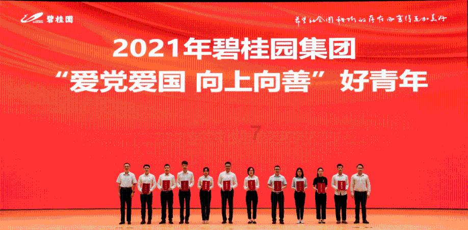 挖呀挖桃子老师家中自残，爆火后情绪崩溃